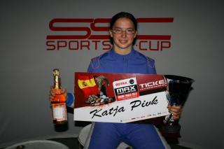 Katja Pivk z vstopnico za Svetovno prvenstvo 2014 - Rotax MAX Challenge Grand Finals 2014, Valencija - Španija